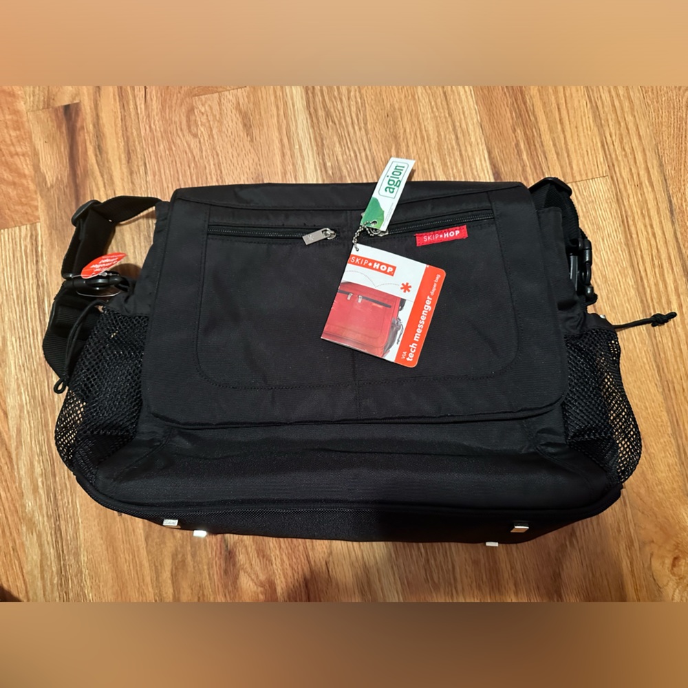 NWT Skip Hop Messenger Diaper Bag